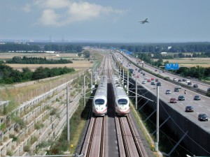 2 InterCityExpress 3-Züge （氷3 Baureihe 403）のbeiのeinerのParallelfahrt aufのder Schnellfahrstrecke Kölnライン/主要なanlässlichのder Eröffnung AM 25.07.2002;