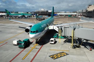 ダブリン空港のエプロンのダブリン空港-エアリンガスの航空機